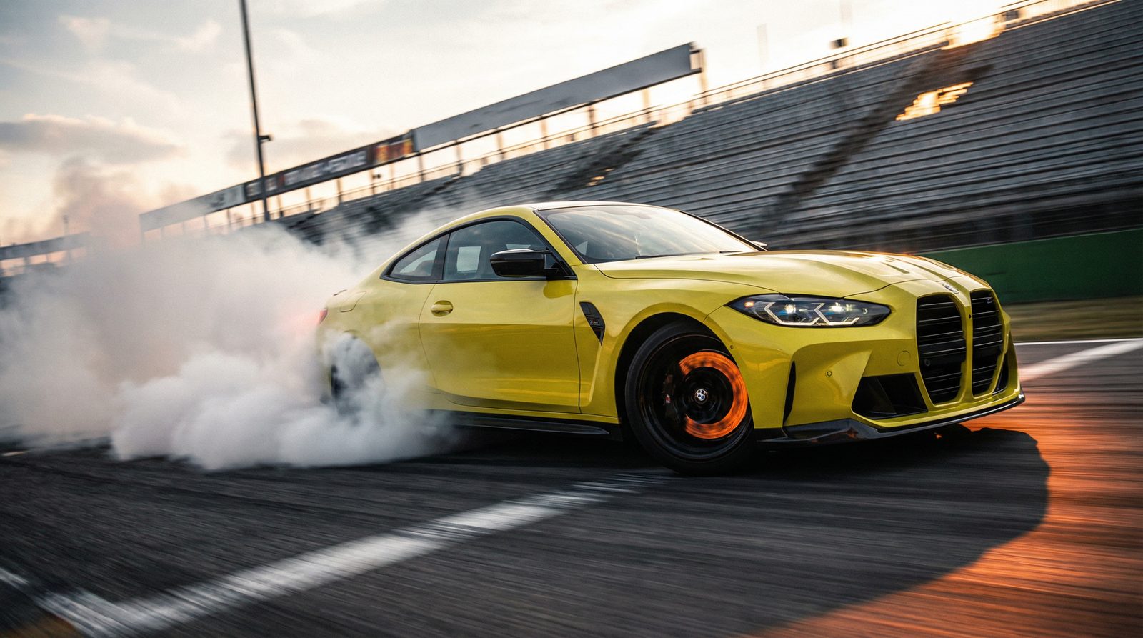 三年二班宝马M4碳纤维改装视频